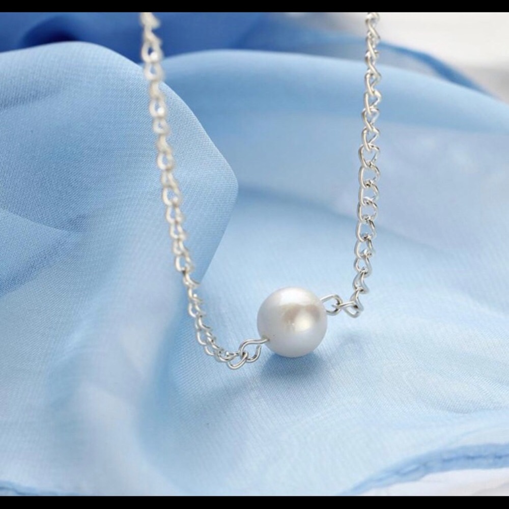 Simplistic Pearl Necklace - Picture 2 of 8